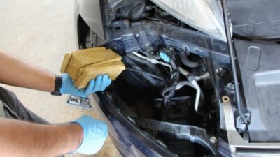 Kaçakçılıkta son nokta! 200 akıllı telefonu araç farına zulalamışlar!