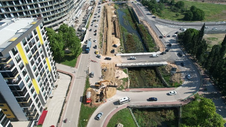 Bursa Büyükşehir Belediyesi, köprü inşaatı ve altyapı hatlarının taşınmasıyla bağlantı yolunda engelleri kaldırdı
