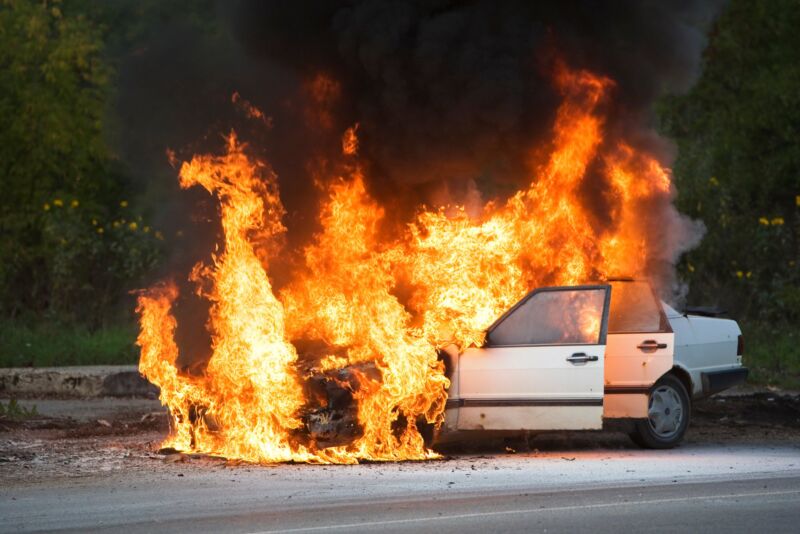 Bursa da araba yangını! Seyir halindeki araç birden yanmaya başladı