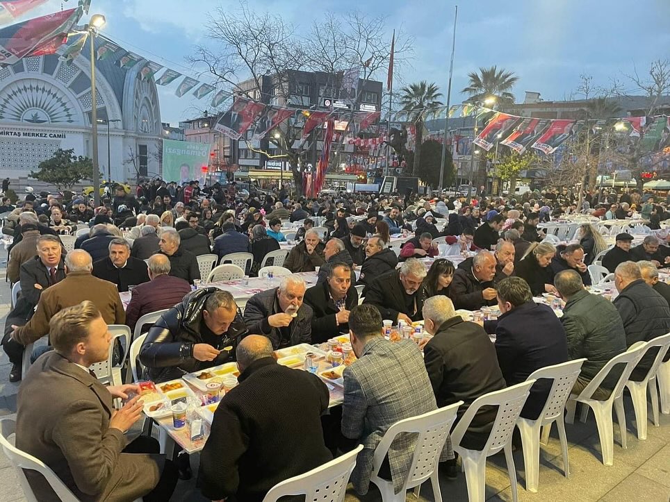 Demirtaş'ta iftar sofrasında Ramazan bereketi ile geldi 2