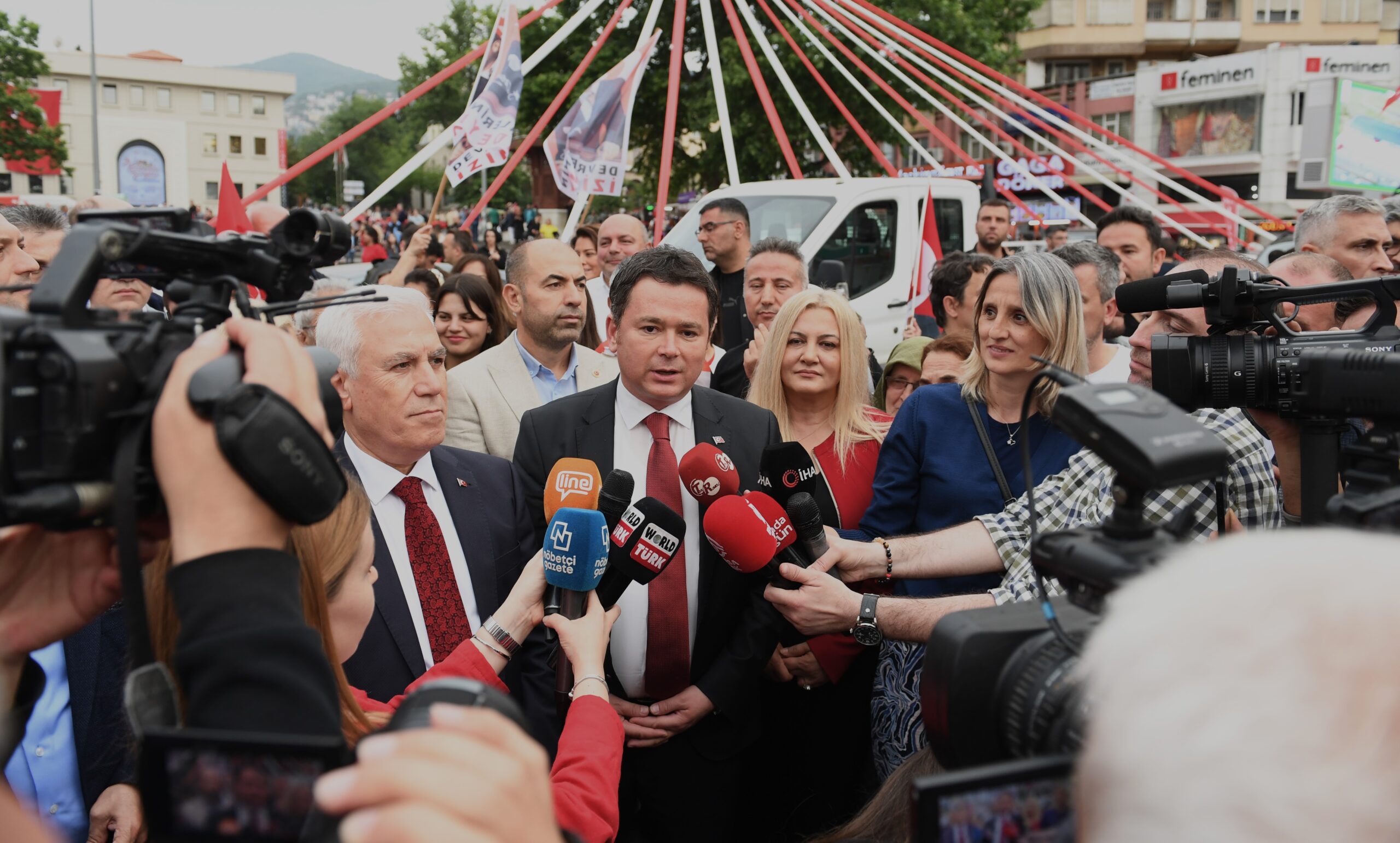 19 Mayıs coşkusu caddelere sığmadı