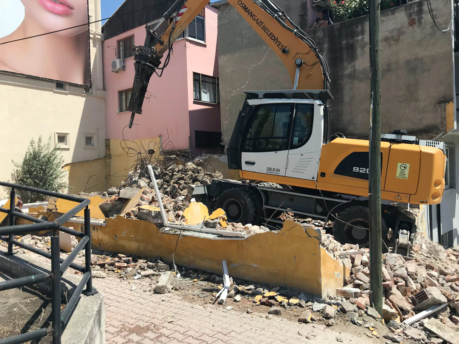 Kamu arazisine inşa edilen gecekondu yıkıldı…