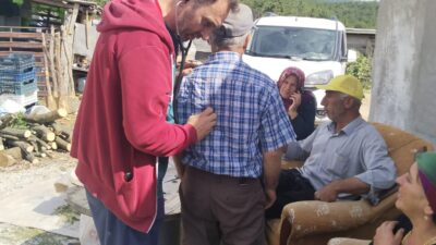 Bursa’da hastasının ayağına giden doktor yüz güldürdü!