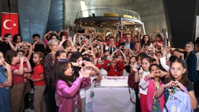 Başkan Aydın Dünya Kız Çocukları Günü’nü pasta keserek kutladı
