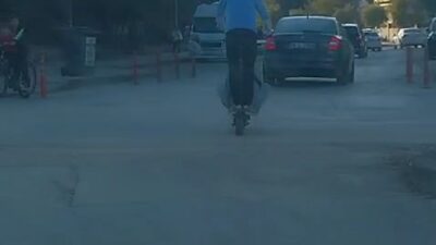 Scooter ile tehlikeli yolculuk kamerada