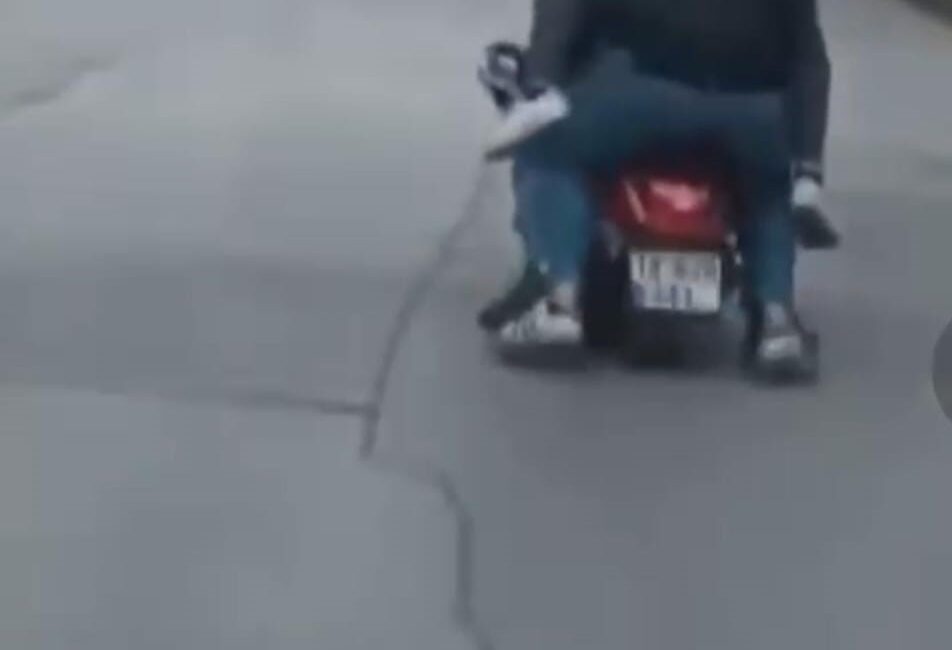 Motosiklete sığmak için sürücüye zarar verdi! Omzunu çıkardı….
