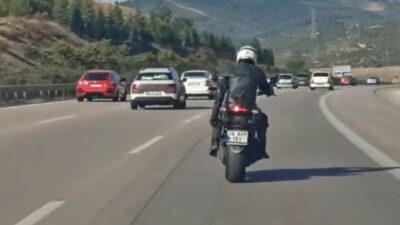 Motosikletli sürücü dans edip ilerledi!