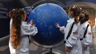 ÇOCUK ÜNİVERSİTESİ İLE YILDIRIMLI MİNİKLER UZAYI KEŞFEDİYOR