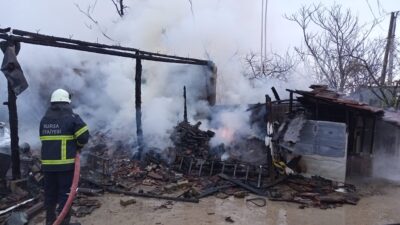 Bursa’da iki katlı ev alevlere teslim oldu!