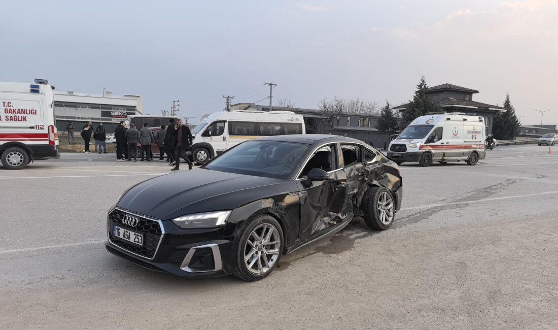 Bursa İnegöl’de Öğrenci Servisi ile Otomobil Çarpıştı: 6’sı Öğrenci 10 Yaralı