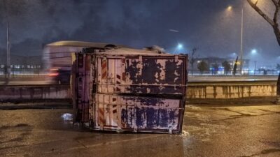 İçeçek yüklü kamyon devrilince felaketten dönüldü!