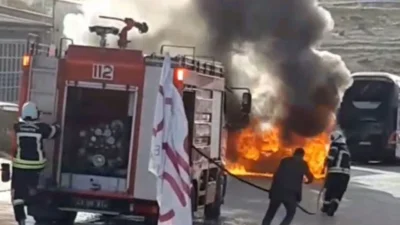 Motordan çıkan yangın minibüsü kül etti!