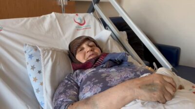 Başıboş köpekler 66 yaşında olan bir kadını yaraladı!