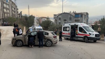 Bursa’da otomobiller çarpıştı, 4 yaralı var!