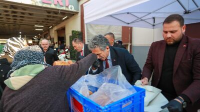Gemlik Belediyesinden iftarlık pide dağıtımı!