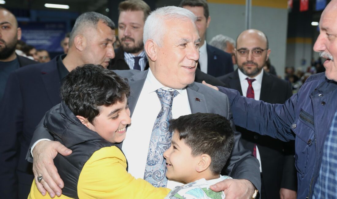 Başkan Bozbey gençlere halı saha müjdesini verdi!