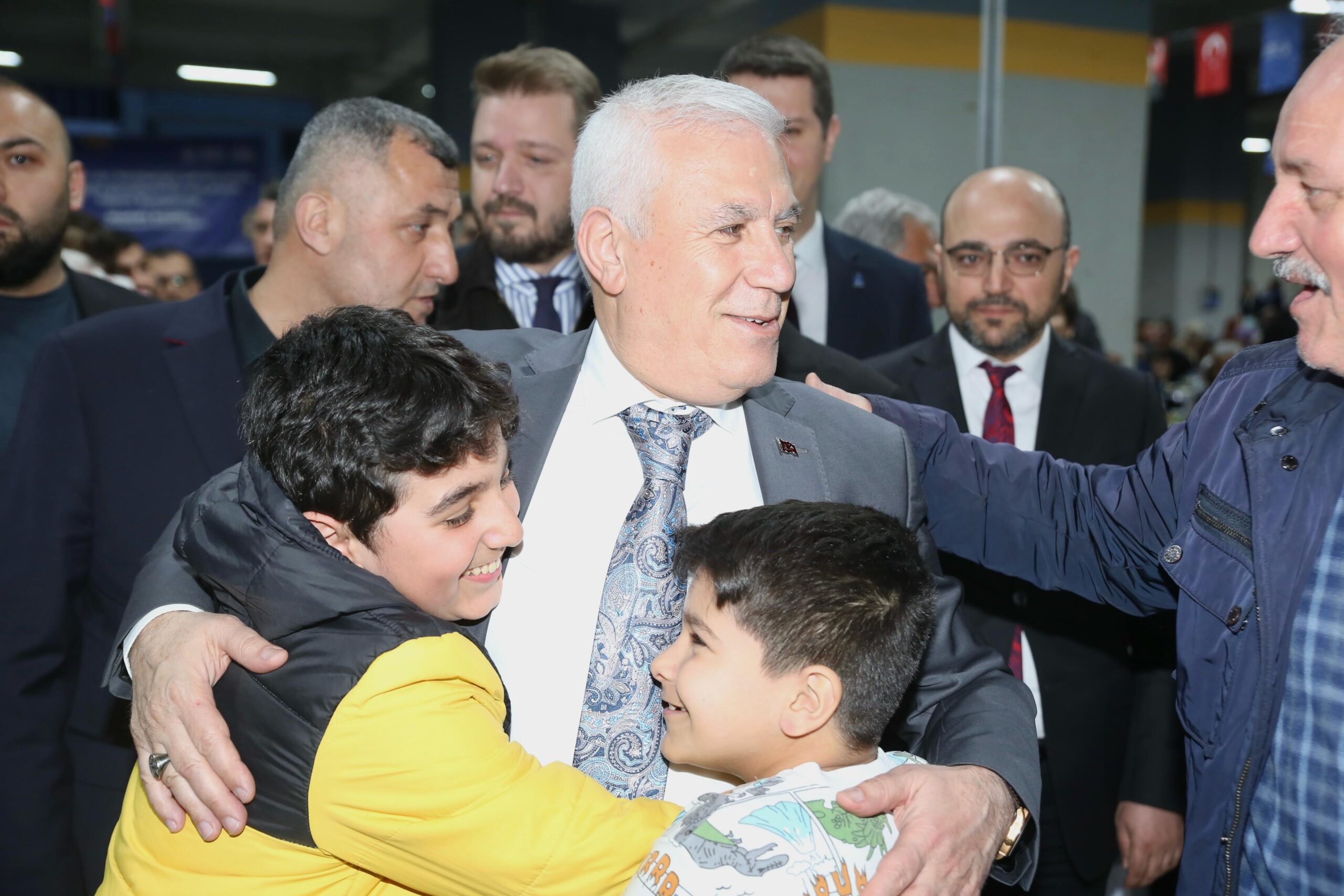 Başkan Bozbey gençlere halı saha müjdesini verdi!