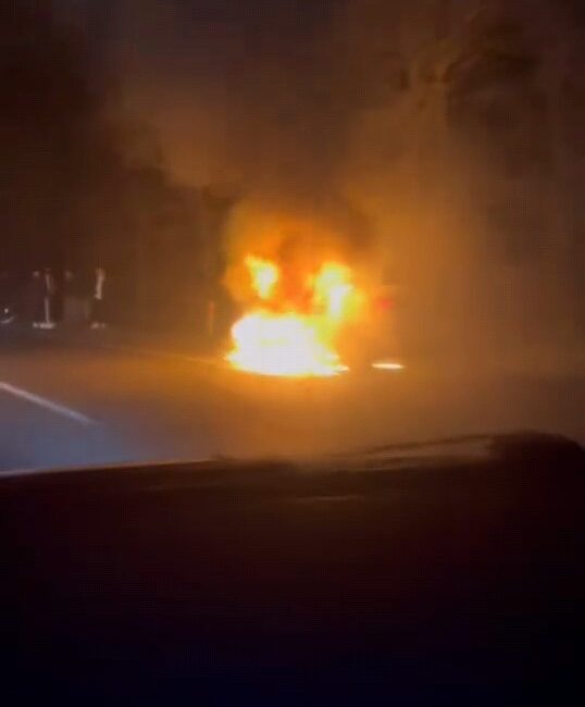 Seyir halindeki otomobil alev aldı!