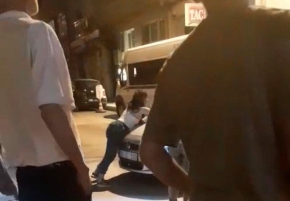 Bursa’da sokak ortasında şaşkınlık veren olay! Kadın kaputa asılı şekilde sürüklendi