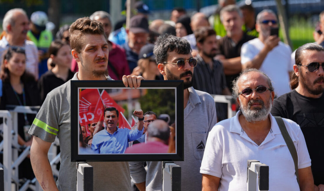 Başkan Mustafa Bozbey Zeyrek’in cenazesine katıldı! Başkan Mustafa Bozbey Zeyrek’in cenazesine katıldı!