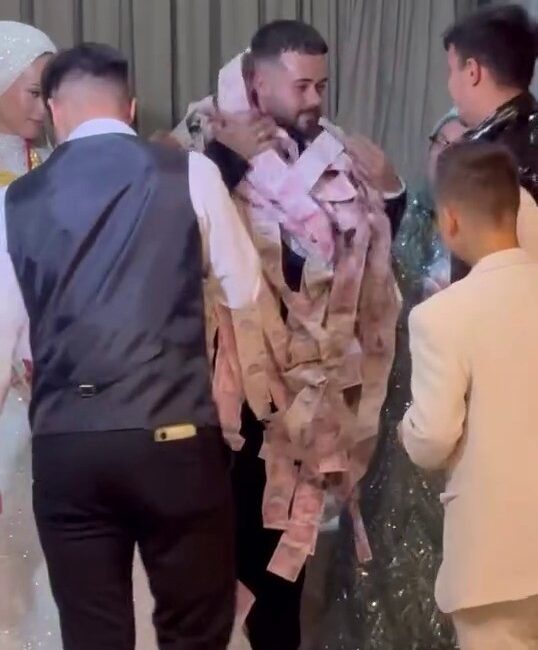 Bursa’da damadı paraya boğdular