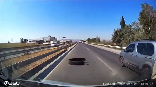 Karayoluna Bırakılan Kamyon Lastiği Kazaya Yol Açtı, Sürücü Tepkili Karayoluna Bırakılan Kamyon Lastiği Kazaya Yol Açtı, Sürücü Tepkili