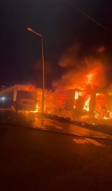 Bursa’da 3 kamyon ve 1 tır alev alev yandı, ortalık savaş alanına döndü