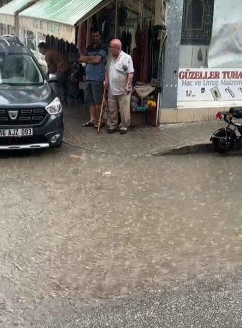 Bursa’yı sağanak vurdu, cadde ve sokaklar sular altında kaldı