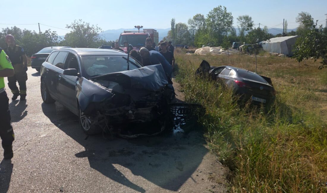 Otomobiller kafa kafaya çarpıştı: 4 yaralı