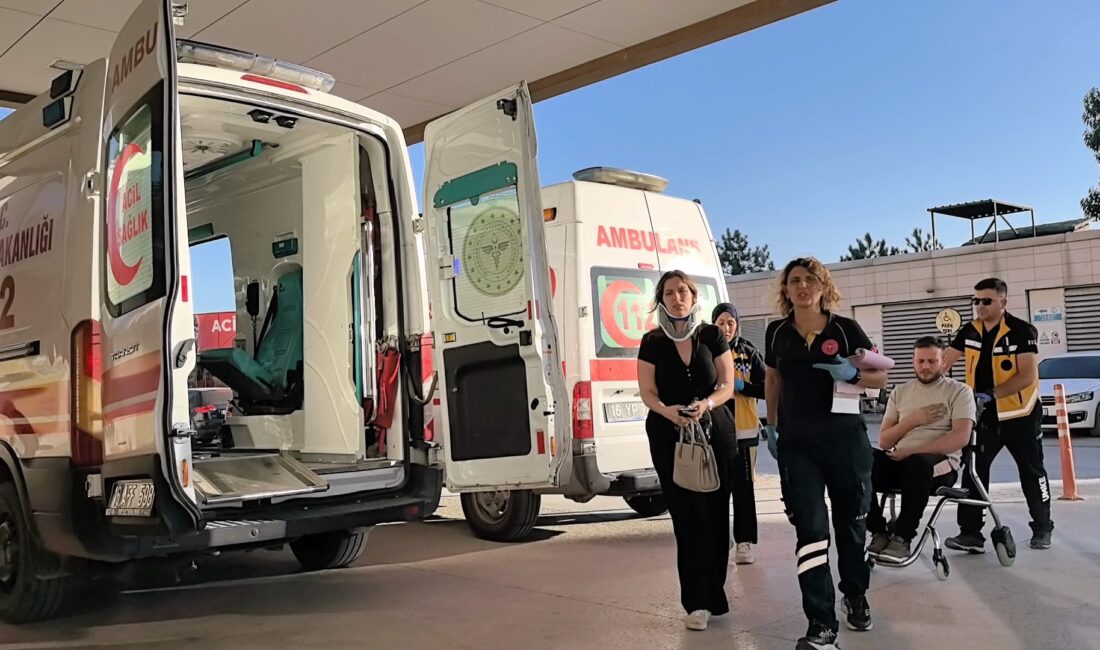 2 otomobil kafa kafaya çarpıştı: 4 yaralı 2 otomobil kafa kafaya çarpıştı: 4 yaralı