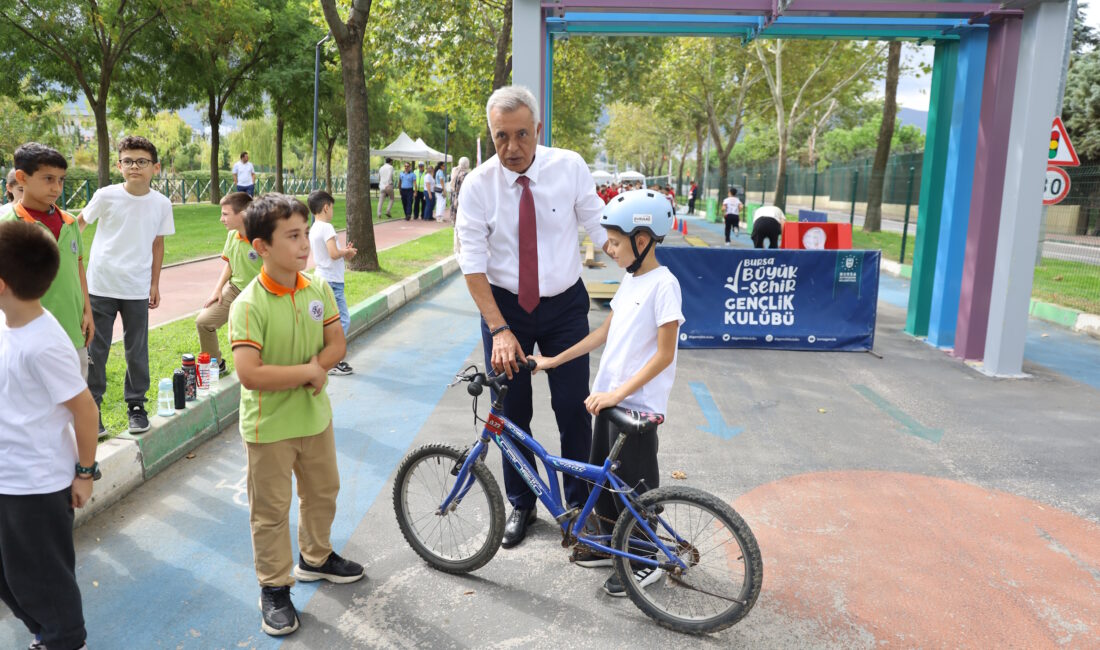 Çocuklar, bisikletle hem eğlendi hem öğrendi
