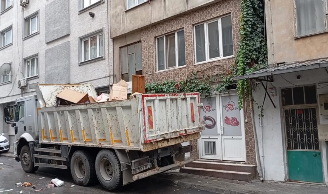 Bursa’da çöp eve dönen bina mahkeme kararıyla boşaltıldı Bursa’da çöp eve dönen bina mahkeme kararıyla boşaltıldı