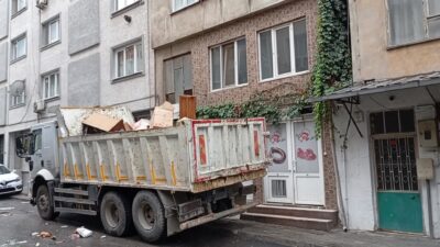 Bursa’da çöp eve dönen bina mahkeme kararıyla boşaltıldı