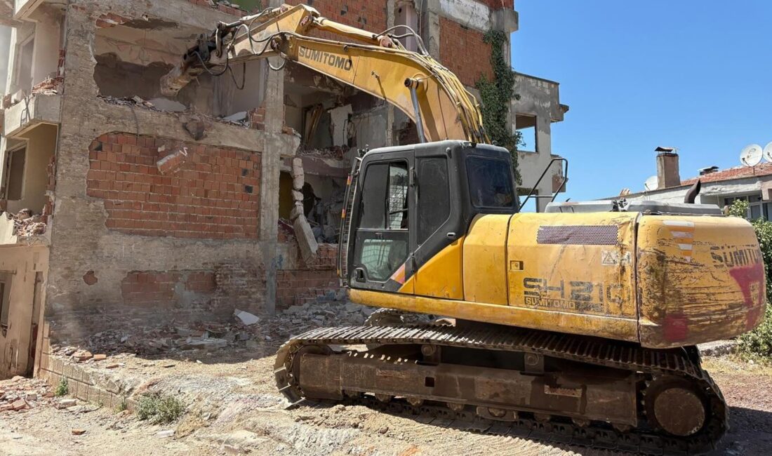 Gemlik’te Metruk Bina Temizliği Devam Ediyor Gemlik’te Metruk Bina Temizliği Devam Ediyor