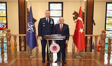 Millî Savunma Bakanı Yaşar Güler, Avrupa Müttefik Kuvvetleri Yüksek Komutanı (SACEUR) Orgeneral Alexus G. Grynkewich’i Kabul Etti Millî Savunma Bakanı Yaşar Güler, Avrupa Müttefik Kuvvetleri Yüksek Komutanı (SACEUR) Orgeneral Alexus G. Grynkewich’i Kabul Etti