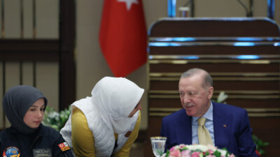 İşçilerimizin, memurlarımızın şartlarını iyileştirmek, refah seviyelerini yükseltmek için çaba harcıyoruz” İşçilerimizin, memurlarımızın şartlarını iyileştirmek, refah seviyelerini yükseltmek için çaba harcıyoruz”