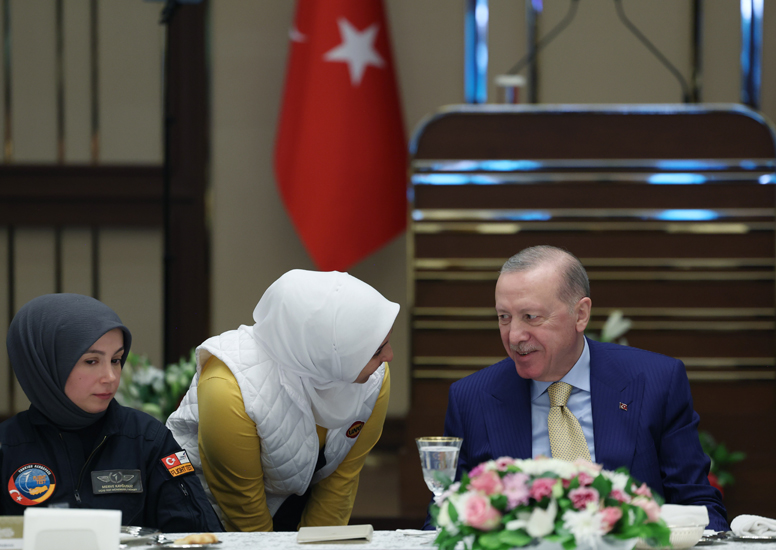 İşçilerimizin, memurlarımızın şartlarını iyileştirmek, refah seviyelerini yükseltmek için çaba harcıyoruz” İşçilerimizin, memurlarımızın şartlarını iyileştirmek, refah seviyelerini yükseltmek için çaba harcıyoruz”