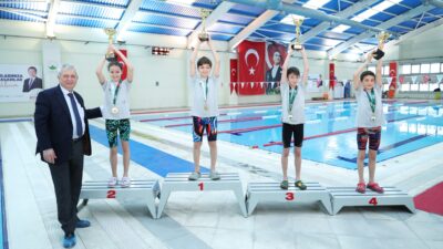 Osmangazi Yüzme Şenliği’nde Kazananlar Kupalarını Aldı
