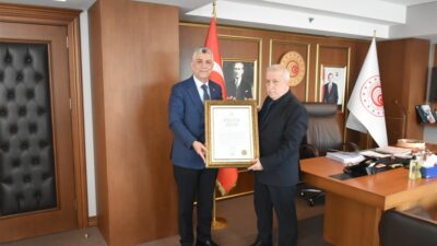 Ticaret Bakanı Bolat’tan Pakistanlı Aileden Ücret Almayan Esnafa Ahi Esnaf Beratı