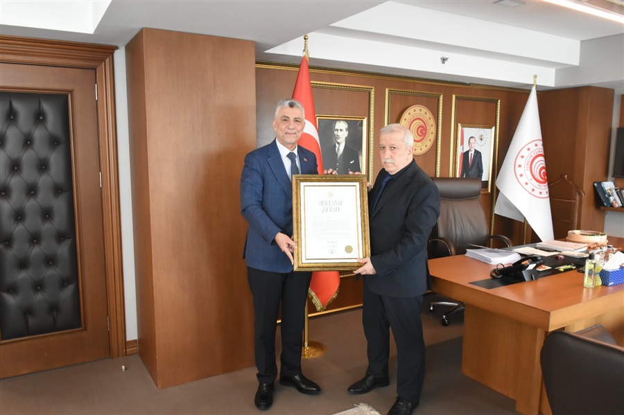 Ticaret Bakanı Bolat’tan Pakistanlı Aileden Ücret Almayan Esnafa Ahi Esnaf Beratı