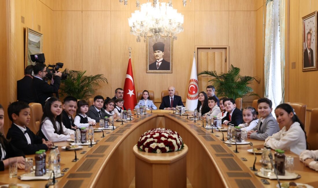 Meclis Başkanı Koltuğunu Çocuklara Devretti