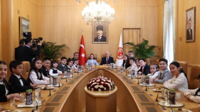 Meclis Başkanı Koltuğunu Çocuklara Devretti