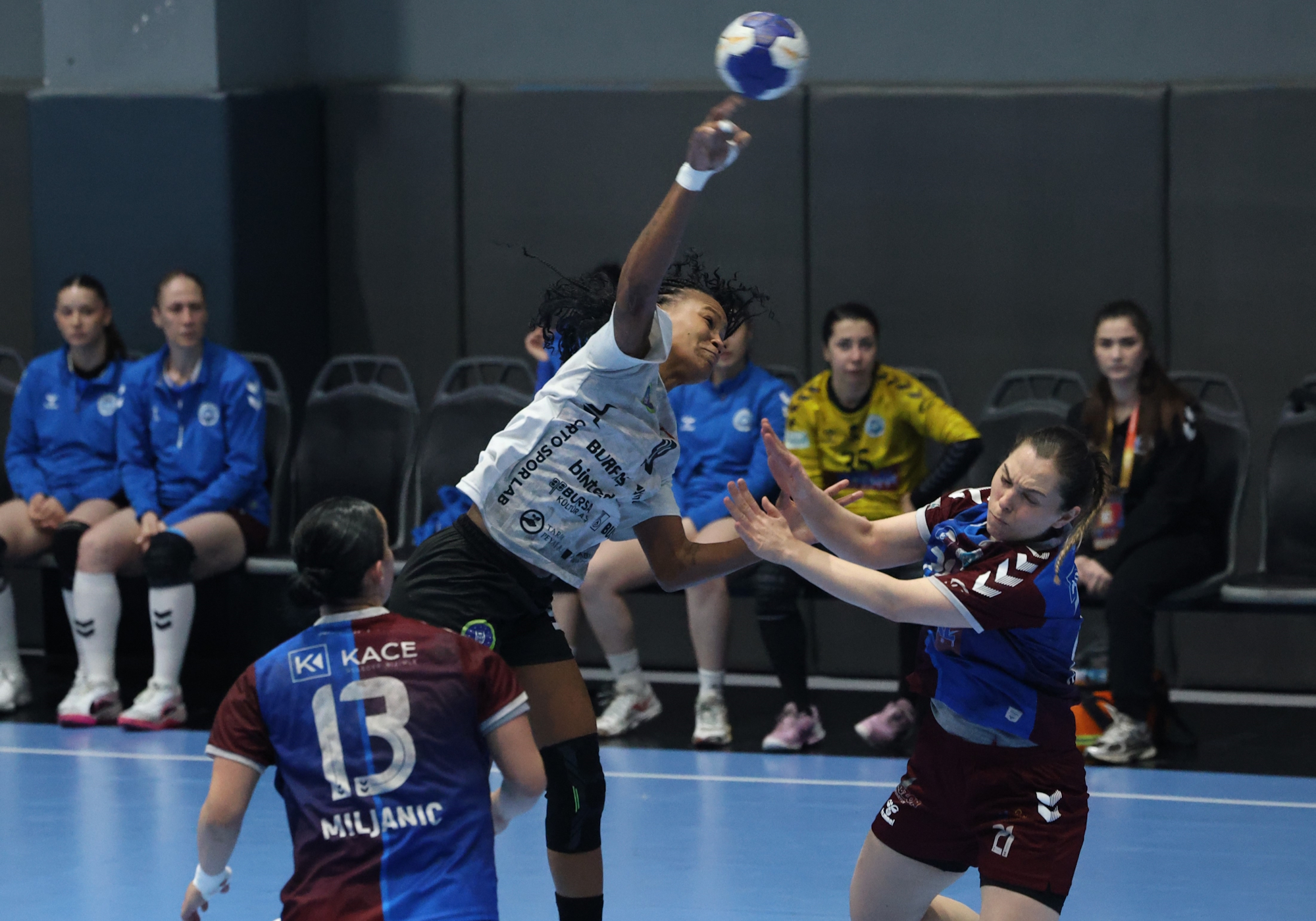 Bursa Büyükşehir Belediyespor şampiyonluğa koşuyor