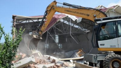 Bursa Osmangazi’de meyve bahçesindeki kaçak işyeri yıkıldı