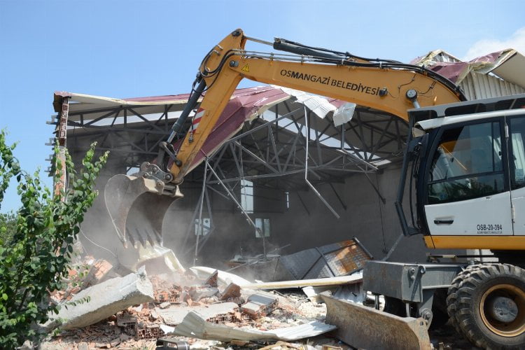 Bursa Osmangazi’de meyve bahçesindeki kaçak işyeri yıkıldı